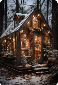 Solarium Room, Cozy Christmas Living Room, Christmas Interiors, Winter Cabin, Craftsman Bungalows, Christmas Living Rooms, She Sheds, Small Cabin