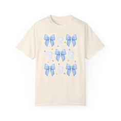 This cute blue bows and teeth Comfort Colors® t shirt is perfect for a Dental Hygienist. It also make a great gift for a dental assistant. - Comfort Colors® Shirts - 100% Ring-Spun Cotton, Medium Fabric - Double-Needle Stitching,  - Unisex Shirt, Relax Fit This is a UNISEX shirt and it's not women's fitted shirt. If you're going for a more fitted look, we suggest to size down. If you like oversized look, please order 1 to 2 sizes up. Please carefully check the size chart in one of the photos before ordering. We suggest you lay your favorite shirt at home flat and measure to compare to the size chart. DESIGN / PRINTING - Direct to garment printing - which is NOT the same as vinyl or decal or iron-on technique - Please note that colors may appear different on different digital screens and ma Dental Shirt, Dental Nurse, Dental Assistant Gifts, Dental Shirts, Nurse Shirts, Tech Gift, Assistant Gifts, Fitted Shirt, Dental Hygienist