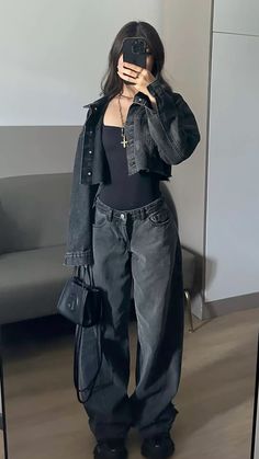 Photos: 849meli on ig Look Hip Hop, Baggy Jeans For Women, Jae Suk, Cold Outfits, Fashion Guide, Looks Street Style, Fashion Illustrator, All Black Outfit, Cute Simple Outfits