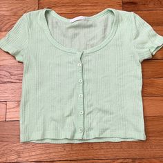 -Never Worn Trendy Spring T-shirt With Buttons, Trendy Spring T-shirt With Button Closure, Trendy Spring Tops With Buttons, Basic Button-up Spring Tops, Spring Crew Neck Top With Button Closure, Trendy Spring Tops With Button Closure, Spring Cotton T-shirt With Button Closure, Cotton T-shirt With Button Closure For Spring, Casual Green Tops With Button Closure