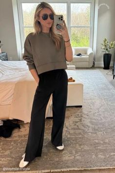 Black Lululemon Pants Outfit, Office Appropriate Athleisure, Chic Yoga Outfit, Athleisure Office Wear, Lululemon Trouser Outfit, Lululemon Align Wide Leg Outfit, Smart Athleisure Outfits, Lululemon City Sleek Pant Outfit, Lululemon Street Style