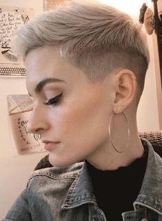 Short Messy Haircuts, Side Cut Hairstyles, Androgynous Hair, Messy Haircut, Hand Fashion, Short Hair Undercut, Round Face Haircuts, Very Short Hair