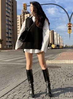 Caroline Hu, Coat Outfit Casual, Japan Outfits, Outfit Botas, Black And White Outfit, Sweater Vests, Paris Outfits, White Outfit