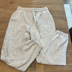 Heather Grey Size Small Cuffed Fabletics Sweatpants. Super Cute But They Just Didn’t Fit Me Right. Incredibly Soft And Comfortable Essentially Brand New! Comfy Relaxed Fit Bottoms For Workout, Comfy Relaxed Fit Workout Bottoms, Comfy Workout Bottoms With Elastic Waistband, Gray Athleisure Joggers For Lounging, Gray Athleisure Bottoms For Lounging, Gray Athleisure Lounging Bottoms, Athleisure Activewear With Pockets For Lounging, Lounging Sportswear With Elastic Waistband, Super Soft Relaxed Fit Athleisure Bottoms