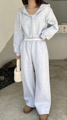 Track Suit Outfits Women, Track Suits Women Casual, Cute Tracksuits, Sweatpants And Hoodie Outfit, Track Suits Women, Cute Sweatpants Outfit, Gymwear Outfits, Girls Dresses Sewing, Trendy Fashion Tops