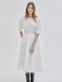 This is NILBY P’s refreshing dress. It's a casual yet feminine item with soft curved lines on the sleeves and a casual string detail at the waist. The waist string allows for size adjustment according to preference. It pairs well with various outerwear such as jackets, denim, blousons, and leather items, making it highly versatile.- Ideal for daily wear- Can be styled with different looks- Enhanced usability with side pockets Casual Drawstring Dresses For Work, Casual Midi Dress With Drawstring For Daywear, White Midi Dress With Tie Waist For Daywear, White Short Sleeve Dress With Drawstring, White Midi Dress With Gathered Waist For Daywear, White Dresses With Gathered Waist For Daywear, Elegant Drawstring Dress For Day Out, White Cotton Drawstring Dress, Relaxed Fit Dresses With Drawstring And Short Sleeves