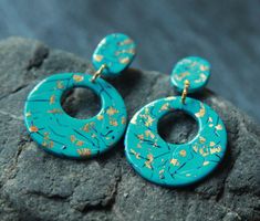 Turquoise Resin Drop Earrings, Handmade Turquoise Resin Earrings, Turquoise Resin Earrings For Gift, Turquoise Dangle Earrings In Resin, Round Turquoise Earrings For Gift, Trendy Gold Polymer Clay Jewelry, Turquoise Circle Jewelry For Gift, Trendy Turquoise Jewelry Set With Matching Earrings, Turquoise Polymer Clay Drop Earrings