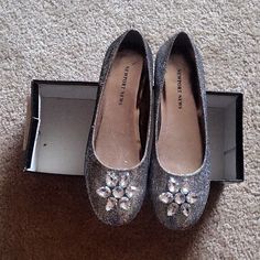 -Pewter Colored Newport News Flat Shoes -Nwot -Original Box -Size 6.5 -Can Wear With Jeans Or Dress Up -Animal Hair Free And Smoke Free Home Pewter Color, Newport News, Flat Color, Free Hair, Pet Hair, Flat Shoes, Newport, New Shoes, Flat Shoes Women