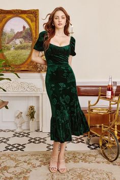 Vintage Inspired Office Wear, Spain Outfit Ideas, Bohemian Wardrobe, Winter Wedding Guest Dress, Squared Neckline, Boho Mode, Green Velvet Dress, Winter Styles, Fall Wedding Guest Dress