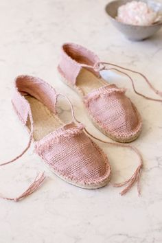 Mis favoritas. Pink Slip-on Espadrilles For Summer, Beach Lace-up Textile Espadrilles, Flat Espadrille Slip-ons With Woven Sole, Textile Slip-on Espadrilles With Textured Sole, Knitted Heart Pattern, Chunky Knit Sweater Pattern, Pink Slip-on Espadrilles With Woven Sole, Make Shoes, Diy Sandals