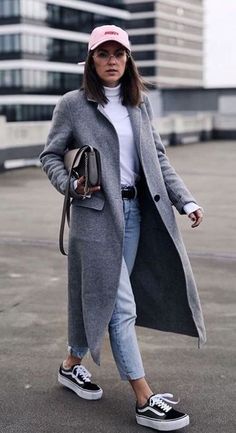 Lleva con mucha inteligencia y elegancia una de las prendas más adecuadas para el otoño/invierno. Sigue leyendo y conoce 10 maravillosos outfits juveniles con abrigo que te harán estar extra protegida en el clima de los siguientes meses. #outfits #abrigos #juveniles #épocadefrío #otoño #tendencias #moda #belleza Outfits Juveniles, Grey Coat, Coat Outfits, Casual Winter Outfits, Autumn Outfit, Black Sneakers, Fall Fashion Outfits, Inspiration Mode