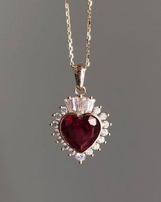 Red Vintage Jewelry, Jewelry Design Aesthetic, Ruby Gemstone Aesthetic, Aesthetic Assecories, Anniversary Jewelry For Her, Ruby Aesthetic, Heart Jewlery, Roses Jewelry, Ruby Heart Necklace