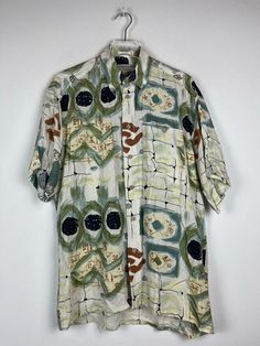 For Sale is a Vintage short sleeve Crazy Pattern Shirt in beautiful design. The retro shirt is in great condition. This summer shirt is the perfect piece for a festival or a party. You can wear this colorful 90s casual shirt in an oversize look. This is a unique old school shirt. Here are the dimensions: Size: M Length: 75cm Broad: 56cm Estimated size: M Please compare the measurements before purchasing - if there are any questions, please do not hesitate to message me. Dimensions are taken in a Green Casual Shirt With Vintage Print, Casual Green Shirt With Vintage Print, Oversized Graphic Print Patterned Shirt, Green Vintage Print Short Sleeve Top, Vintage Green Collared T-shirt, Green Cotton Hawaiian Shirt With Short Sleeves, Green Printed Short Sleeve Shirt, Retro Cotton Hawaiian Shirt With Short Sleeves, Patterned Cotton Camp Shirt With Short Sleeves