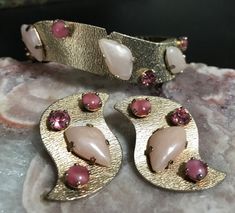 385.00 USD Vintage Rhinestone Clamper Bracelet & Earring Set, High End Quality Mid Century Costume Collectible 50's 60's Pink White Milk Glass Jewelry Style: Mid Century Color: white glass cabochons, pink rhinestones & gold tone metal Size: 7 inches long approx by 3/4 inches wide, 2 1/2 inches across Earrings measure 1 1/2 inches by 1 inch wide Condition: Excellent well cared for cherished vintage condition. Approximate Date: 1950's 1960's Hallmarks/signature: unsigned beauties Shipped… 1960s Jewelry, Vintage Jewelry Sets, Jewelry Style, White Milk Glass, Vintage Vogue, Vintage Jewels, Pink Rhinestones, Vintage Rhinestone, Vintage Costume Jewelry