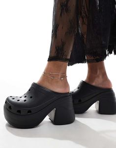 Zapatos de Crocs Tu nuevo par favorito Sin cierres Detalle de la marca de Crocs Los orificios de ventilación aportan transpirabilidad y ayudan a expulsar la humedad y la suciedad La plantilla Croslite se adapta a tu pie para un ajuste personalizado con mejor sujeción del arco plantar Suela de plataforma ligera que no deja marcas Tacón alto de bloque La talla mostrada en la parte inferior de todos los Crocs corresponde al tallaje de EE. UU. Sigue nuestras guías para comprar la talla perfecta Crocs Heels, Nike Air Max Jordan, Sacs Tote Bags, Leopard Print Baby, Baskets Adidas, Trainer Heels, White Trainers, Short Socks, Heeled Loafers