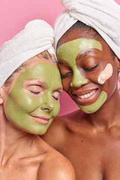 Descarga gratis esta Foto de Disparo vertical de mujeres multiétnicas de diferentes edades que se aplican máscaras de peeling natural verde en la cara se someten a procedimientos de belleza después de tomar la ducha plantean hombros desnudos uso interior toallas de baño en la cabeza y descubre más de 60 Millones de fotos de stock en Freepik Make Skincare, Beauty Procedures, Soap Packing, Natural Acne, Health Spa, Christmas Spices, Soap Gift Set, Peel Off Mask, Bare Shoulders