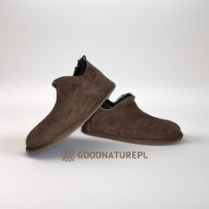 High-top slippers made of 100% sheepskin, handmade in Europe Luxurious very cozy warm slippers. High-quality material and careful finish ensure everyday comfort and convenience. Size chart: 8US/7UK/41EU/26,5cm/10,4inch 9US/8UK/42EU/27cm/10,6inch 10US/9UK/43EU/27,5cm/10,8inch 11US/10UK/44EU/28,5cm/11,2inch 12US/11UK/45EU/29cm/11,4inch 13US/12UK/46EU/29,5cm/11,6inch Men's Slippers, Warm Slippers, Home Shoes, Mens Slippers, Handmade Home, Natural Leather, High Top, Poland, High Tops