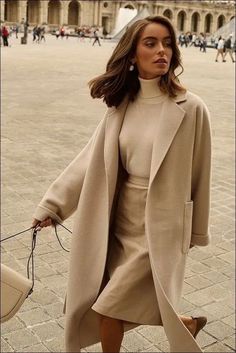 Light Yellow Outfit, Parisian Women, Fall Attire, Chique Outfits, Paris Mode, Stil Elegant, Looks Street Style, Meryl Streep, Winter Trends