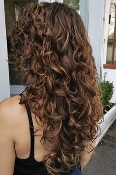 Highlights On Long Curly Hair, Short Layers Curly Hair Long, Long Curly Haircuts With Curtain Bangs, Thick Curly Hair Layers, Healthy Curls Aesthetic, Chopped Curly Hair, Curly Wavy Hair Aesthetic, 2b Layered Haircut, Wavy Curly Curtain Bangs