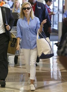 Reece Witherspoon, Tretorn Sneakers, Reese Witherspoon Style, White Jeans Outfit, Lax Airport, Golden Chain, Mode Casual, Reese Witherspoon, Looks Chic