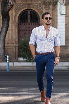 Quelles chaussures avec un chino ? - PsM Navy Blue Shirt Outfit, Navy Blue Pants Outfit, White Shirts Outfits, Navy Pants Outfit, Formal Boys Outfit, Blue Pants Outfit, Blue Pants Men