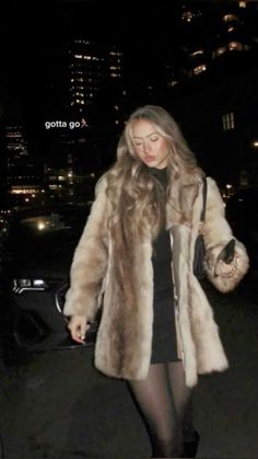 Mode Au Ski, Mode Gossip Girl, Fur Coat Outfit, Nyc Fits, Nyc Outfits, New York Outfits, Maggie Lindemann, Taylor Momsen, Cold Outfits