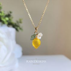 Citrus lovers? Can't find your perfect length necklace? Have material requirements? We are here to help you design your own lemon fruit necklace. You design the necklace. We handmade it with high quality Czech glass lemons, acrylic flowers, acrylic leaves, and 14K gold-plated or 925s silver plated chains. We offer different length options,16inch, 18inch, 20inch, 24inch, and 36inch. We have the transparent lemons and opaque lemons. Gold And Green Necklace, Jewelry Inspiration Necklaces, Citrus Jewelry, Lemon Jewelry, Lemon Accessories, Lemon Necklace, Cookie Necklace, Acrylic Leaves, Cottagecore Necklace