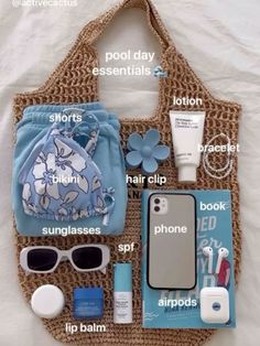 Ideas for beach bags Pool Bag Essentials, Summer Bag Essentials, Everyday Bag Essentials, Beach Bag Essentials, Pool Essentials, School Bag Essentials, Travel Bag Essentials, Inside My Bag, Beach Packing