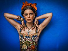 I really like the strong contrast of the blue background and the burnt orange hair scarf Mexico Fashion, Frida Kahlo Style, Mexican Fashion, Foto Tips, Kitenge, Mexican Style, Blade Runner, Beauty Trends