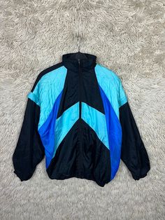 Vintage shell jacket with detachable sleeves. To close with stand-up collar and zip. One pocket on the left and one on the right. Colours: black, turquoise, blue Material : 100% Nylon, Lining: 100% Cotton Size M Please note dimensions!! Length: 70cm Width: 62cm Arm length from collar: 79 cm If you have any questions or need more information, just write to me :) Detachable Sleeves, Black Turquoise, Jacket Vest, Shell Jacket, Turquoise Blue, Sport Fitness, Vest Jacket, Stand Up, Shells