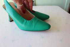 "1980s lovely green leather size 6 womens (6M) great vintage condition bellini brand PERFECT with a pink dress:) 9.25\"tip to tip (taken from inside heel) 3\"ball 3.5\"heel Thank YOU and please feel free to ask me any ?s:) Have a lovely day!! xoxo www.etsy.com/shop/retroandme" Vintage Green Heels With Round Toe, Vintage Green Round Toe Heels, Retro Green Closed Toe Heels, Green Closed Toe Retro Heels, Green Retro Closed Toe Heels, Green Low Heel Retro Heels, Green High Heel Slingback Pumps With Padded Heel, Vintage Almond Toe Green Heels, Vintage Green Almond Toe Heels