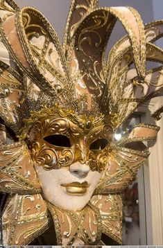 Handmade golden Venetian mask of the Jester in gold leaf, antique crackling and a gold trim. The pointed headpiece is made of gold velvet and has golden bells. This luxury mask is a wearable mask and a decoration mask. This type of mask is also named Venetian-wall mask because it can be used very successfully as a wall decoration, but this authentic Jester mask can also be used for events like Mardi Gras, Venetian carnival, masked balls, masquerade balls or bal masque. Two ribbons are attached f Venetian Mask Aesthetic, Venetian Jester, Venetian Masks Art, Masquarade Mask, Mask Face Paint, Jester Mask, Gold Masquerade Mask, Mask Ball, Luxury Mask