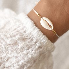 Bracelet Gold Plated With White Kauri Shell - Etsy Small Heart Pendant, Shell Wedding, Seashell Bracelet, Seashell Jewelry, Shell Bracelet, Shell Jewelry, Successful Business, Cowrie Shell, Gold Plated Bracelets