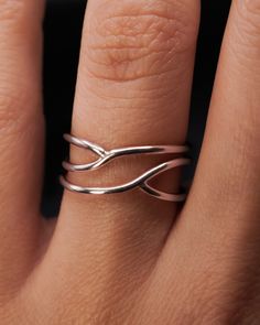 This is a smaller version of our popular Curved Wraparound ring! This ring makes a delicate and minimalist cocktail ring and is also great for everyday wear. This listing is for ONE SINGLE ring in STERLING SILVER.  Made from THICK (1.5mm) metal wire. Available in a SMOOTH or HAMMERED finish. This ring is unique and is sure to turn some heads! To make this style, we wrap a length of wire and then securely solder it at two points. Because the metal is not wrapped over itself, like the original Wra Minimalist Cocktail, Infinity Art, Criss Cross Ring, Woven Ring, Single Ring, Stacking Ring Set, Spring Jewelry, Cross Ring, Large Ring