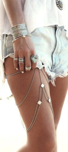 Coachella style jewellery, Coachella accessories, leg chain, music festival jewlery http://spotpopfashion.com/hwzj Thigh Chain Jewelry, Hippie Elegante, Bohemian Schick, Thigh Chain, Hair Chain, Boho Chique, Mode Hippie, Stil Boho