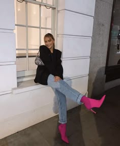 Uni Wardrobe, Lisbon Outfit, Sarah Ashcroft, Pink Boots, Cooler Look, All Black Outfit, Looks Chic, Pink Outfits, Going Out Outfits