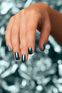 Our favorite order at the salon. Get this fierce blue nail look by combining "Blue Plate Special" in OPI Chrome and "Black Onyx." Nail Polish With Chrome, Purple Chrome Nails, American Nails, Chrome Nail Art, New Nail Polish, Pearl Nails, Dip Powder Nails