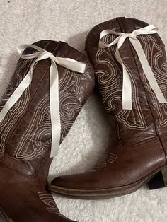 Brown Cowgirl Aesthetic, Cowboy Boots Aesthetic, Cowgirl Shoes, Mode Indie, Cute Cowgirl Boots, Botas Western, Cowboy Romance