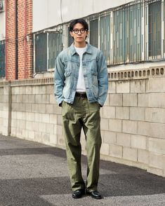 코틀(Cottle) JK-014 L.Indigo C.T.L Neo Type 2nd Denim Jacket-Bengara, 오어슬로우(Orslow) D.Olive Vintage Fit Fatigue Pants Styles. 장인정신과 도전에서 탄생한 코틀의 L.Indigo C.T.L Neo Type 2nd Denim Jacket-Bengara는 10년간 착용한 듯한 빈티지 데님을 연출하기 위해 모든 워싱 공정을 장인들의 손으로 직접 진행한 제품입니다. 데님 원단의 염색은 인디고를 비롯한 자연에서 추출한 염료를 사용해 천천히 원사의 깊숙한 부분까지 염색되었습니다. 특히 벤가라 원단은 3년간의 연구와 개발 끝에 탄생한 코틀의 시그니처 원단으로, 91% 코튼(Bingo Fushiori)과 9% 리넨을 사용하여 더욱 편안하면서도 특유의 원단 질감을 느낄 수 있습니다. 셀비지 라인은 기존 방식이 아닌 자카드 직기를 사용해 직조 후, 빈티지 셔틀 직기에서 제작된 데님과 연결하여 탄생한 ... Light Wash Denim Jacket Outfit Men, Fatigue Pants Outfit Men, Men Denim Jacket Outfit, Vintage Denim Jacket Outfit, Olive Pants Outfit, Outfit Denim Jacket, Workwear Aesthetic, Denim Outfit Men