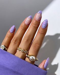 Encuentra inspiración en estas ideas de uñas chic y originales. Nails Lilac Design, Sparkly Nails Purple, Light Purple And Blue Nails, Purple Lilac Nails, Chrome Nails With Flowers, Milky Lavender Nails, Chrome Flower Nails, Long Winter Nails, Lilac Chrome Nails