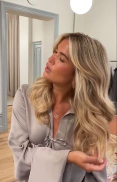 Rich Mom Hair, Mathilda Djerf Hair, Old Money Hair Color, Butter Blonde Balayage, Scandi Hair, Old Money Blonde Hair, Blonde Blowout, Old Money Blonde, Scandinavian Hair