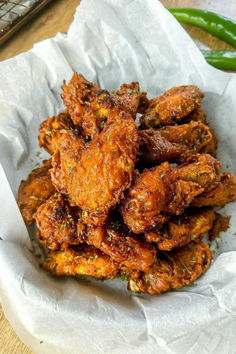 Crispy tom yum fried chicken wings served in a bowl lined with baking paper. Next to the bowl are 2 green chillies, and a wooden spoon. Tom Yum Chicken, Wings Dinner, Tom Yum Noodle Soup, Fried Chicken Wings Recipe, Garlic Fried Chicken, Chicken Wing Recipes Fried, Homemade Fried Chicken, Crispy Chicken Recipes