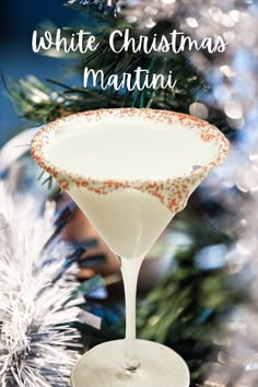 Just a hint of peppermint schnapps along with white chocolate liqueur and vanilla vodka bring holiday magic to this delicious drink.  And it's a pretty cocktails too! White Martini Cocktail, White Chocolate Liquor Drinks, Vanilla Vodka Christmas Drinks, White Cocktails Recipes, White Chocolate Peppermint Martini, Seasonal Martinis, Christmas Martini Holiday Drinks, Vanilla Martini, Christmas Martinis