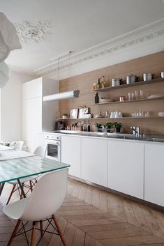 the kitchen is clean and ready to be used for dinner or lunchtime, with plenty of counter space