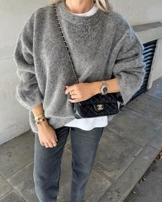 Grey Sweater White Shirt, Grey Sweater With Jeans, Grey Crew Neck Sweater Outfit, Grey Knit Outfit, Grey Oversized Sweater Outfit, Grey Knitted Sweater Outfit, Dark Grey Sweater Outfit, Hoodie Layering Outfit, Grey Knit Sweater Outfit