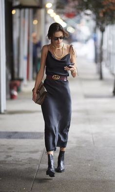 Gucci Fashion Show, Slip Dress Outfit, Outfit Trends, Alessandra Ambrosio, Dakota Johnson, Street Style Looks