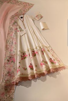 Botas Outfit, Nikkah Dress, Pakistani Dresses Casual, Pakistani Fancy Dresses, Beautiful Pakistani Dresses, Salwar Kamiz, Dress Design Patterns, Simple Pakistani Dresses, Beautiful Dress Designs