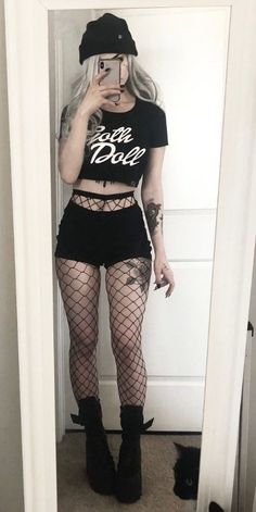 Beautiful Goth Girl #goth #GothGirl #Girl #Beautiful #beautifulgoth #sexy #sexyGoth #SexyGirl Dompet Gucci, Egirl Fashion, Mötley Crüe, Fishnet Tights