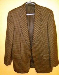 Vintage 60's-70's Brown Houndstooth Blazer by ACTWU wool union, Canada. Exact Manufacture date unknown. Measurements in inches: Shoulders approx 19", Sleeves approx 24", Chest measures Approx 19.5" across front (armpit to armpit), Lapel 3.5", Jacket size 38 Regular. Jacket is in excellent condition, save for a very tiny breach of shell fabric on the right sleeve, barely noticeable when worn, as pictured very close-up. Pattern is Houndstooth in black, brown, beige, and tan knitting. Appears brown Mens Blazer, Houndstooth Dress, Hat Design, Houndstooth Blazer, Dress Coat, Mens Vintage, Design Week, Train Hard, Wool Blazer