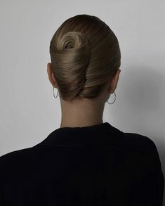 Modern French Pleat Hair, Fancy French Twist Updo, Classic French Roll Hairstyle, Elegant Hair Wedding, Classic French Twist Updo, Sleek French Twist, Classic Updo Hairstyles Vintage, Formal Hairstyles For Prom, 1950s Updo